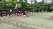 这球是防守球员太凶猛 还是进攻球员使小坏呢