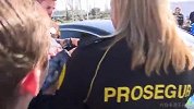 现场一度很尴尬！两球迷不识维尼修斯 疯狂呼喊：本泽马你最棒！