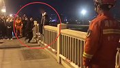 小伙张开双臂站桥上轻生 围观小哥微微一笑后举动惊人