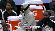 完全输懵了！篮网三巨头输球后静坐场下 三人全程沉默无交流