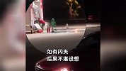深夜加油站发生汽油泄漏，大量汽油涌出，员工用身体堵住喷射口