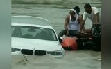 生日礼物爸妈送宝马 男子气坏直接推入河中