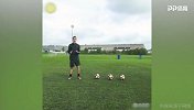 秀！小哥模仿贝克汉姆 连续三球射进垃圾箱