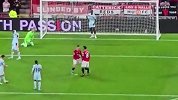 实拍B费在送出助攻之前 已经误导防守球员会传右路