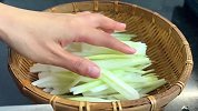 用简单的方法和调料就能做好吃的素炒萝卜丝，味道清甜爽口又解腻