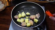 鸡肉怎么炖好吃又嫩，简单又好吃的鸡肉炖土豆，又香又嫩