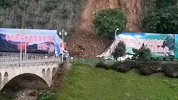 安徽石台一大桥桥头处山体坍塌 居民惊慌逃离