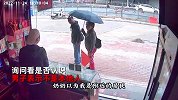俩老人路过门店借塑料袋遮雨，男子直接拿伞给老人，1小时后超暖心