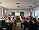 感动！老人教室外偷偷听课 只为回家教孙子学习