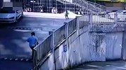 4岁娃独自玩耍 被车拖行300米奇迹生还