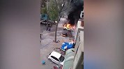 男子嫌小区柳絮太多欲焚烧 引发两车着火爆炸房屋受损