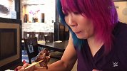 WWE-18年-明日华变身美食家：米酒会让我有回家的感觉-新闻