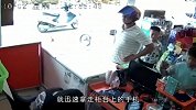 外卖小哥超市送餐，趁机“偷”店主手机，旁边小孩“目睹”全程