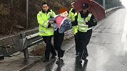 姐姐出嫁前一天 妹妹没钱随份子崩溃大哭冲上高速