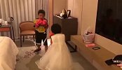 小汤圆兄妹上演对打好戏  出拳速度动作架势媲美专业拳手