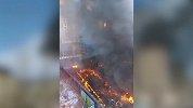 沈阳在建工地整栋楼燃起大火 现场黑烟滚滚