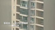 遵义一男孩从天台坠落，施救者探出楼外拽拉救人，街道办：已身亡
