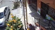 【秘鲁】气愤！轮椅老人疑被挡路 拼命摇晃长梯致使画家三楼摔落