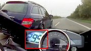 骑手都追不上的家用车？小伙马路挑衅家用车，时速300愣没追上