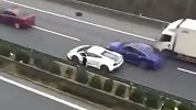 男子开兰博基尼突觉方向有点晃 下一秒轮胎直接自己跑了