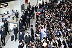 日本队回国650名球迷接机 森保一、吉田麻也收到鲜花迎接