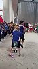 日本球迷在墨西哥和当地妹子又亲又抱