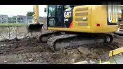 卡特324E和320D挖掘机接力工作视频  挖土机