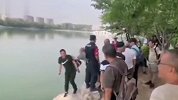 工作人员劝阻游客反被推下水 围观者竟欢呼鼓掌