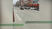 东莞一男子拿头连撞轿车 警方称其存在自伤行为已被家属带回看管