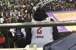 男人都是大猪蹄子！现场球迷竟脱掉小丁球衣换上郭艾伦球衣