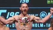 UFC-16年-汤姆劳勒模仿麦格雷戈UFC第196期赛前称重仪式现场-花絮