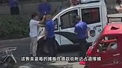 疑因物品被扣，女摊贩紧拽城管大腿不放，城管：劝诫8次都不听！
