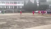 中超-17赛季-县城女中学生篮球场踢球苦中作乐 成绩优秀技术细腻勇夺全市冠军-专题