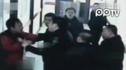 实拍男子光天化日遭莫名暴打