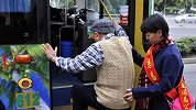 公交坐过站 老人堵车门不让其他乘客下车