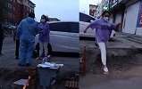 女子强行闯卡遛狗 夺手机怒怼工作人员：你能干一辈子志愿者吗
