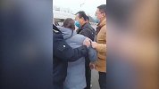 河南一商贩开车冲撞执法人员致5伤 涉事人已被控制