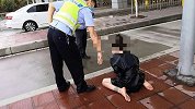 女乘客赤脚闹收费站：被闺蜜骗又被司机骂