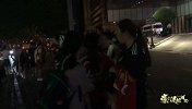 ICC国际冠军杯-17年-水泄不通!拜仁球迷围堵酒店门口 炎热天气耐心等待球星-新闻