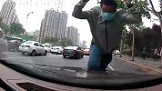 男子用百米冲刺速度碰瓷：撞裂车主挡风玻璃