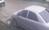 广东男骑车失控摔倒  径直滑行撞进路边小车下当场昏迷