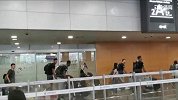 字母哥来了！中国球迷接站狂呼MVP 字母哥开心招手回应