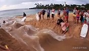 刺激！老外把两片海水中间的沙滩挖通了玩冲浪