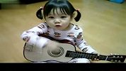 [搞笑]卡哇伊小女孩吉他弹唱