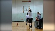 投篮机器！1分钟挑战NBA三分线 女子队员连进31个