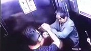 四川老人携小孩乘电梯与男子发生争执 被双双推倒在地
