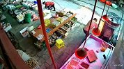 男子试烤鸭炉遇爆炸被烧成花脸 厂家：他自己不开门点火