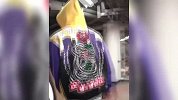全明星致敬科比！布克穿着满是科比和曼巴元素的外套登场