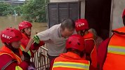 “漂洋过海”来救你 柳州内涝水齐腰消防出动 老人小孩阳台获救