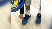 实力宠粉！赛后库里将原味球鞋脱下送给少女球迷